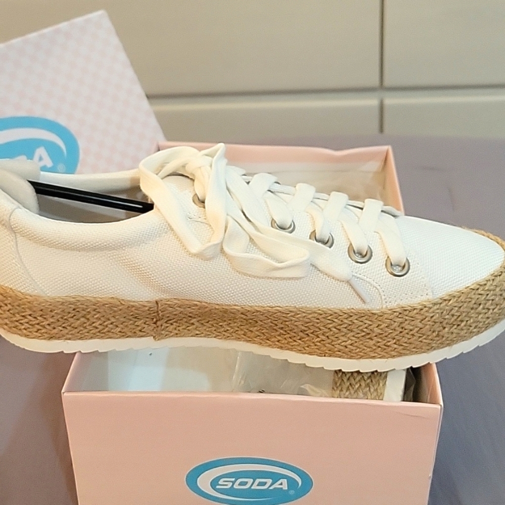 WOMEN'S SODA SHOES - WHITE CANVAS - "KEANA-S" - SIZE 10